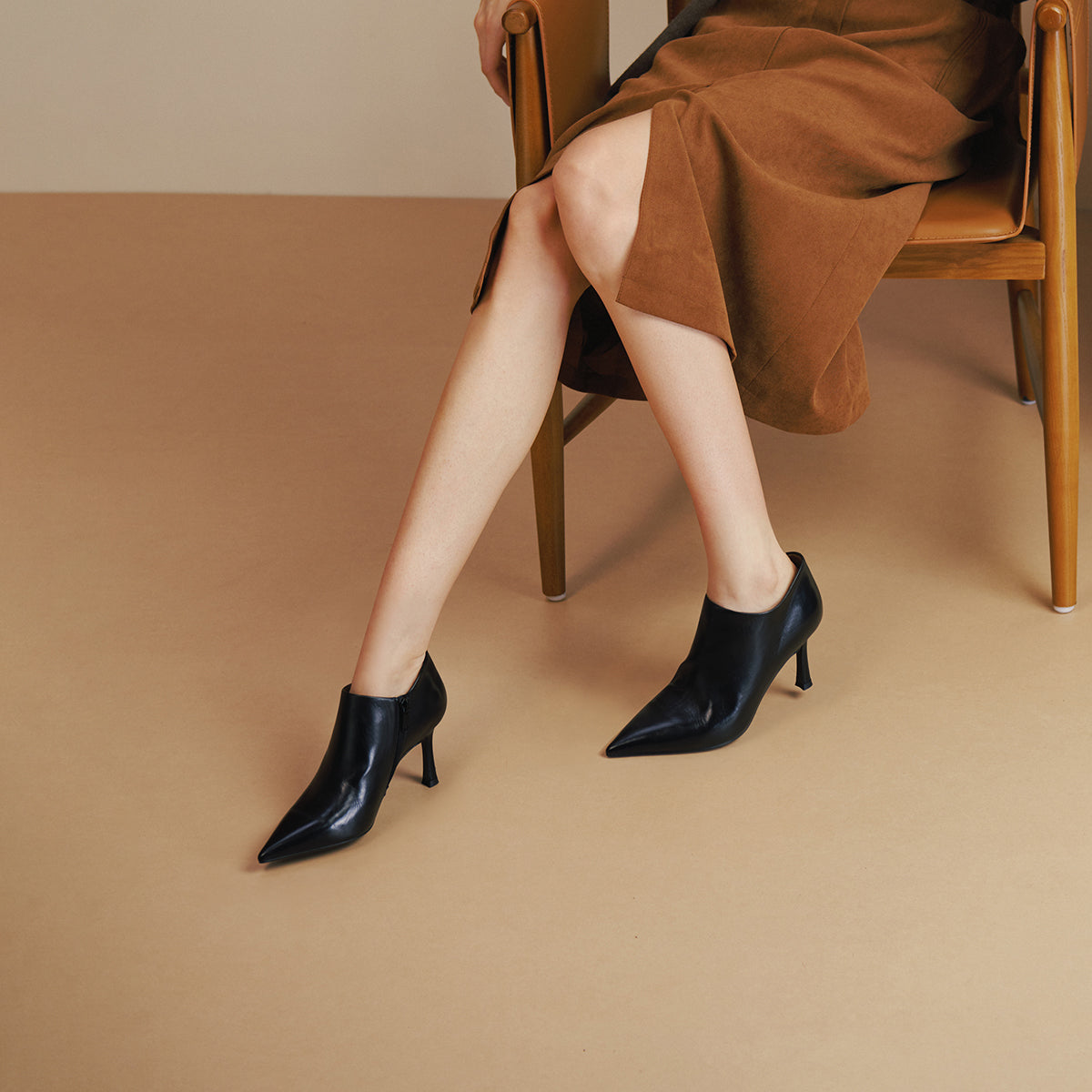 Oil Wax Calf Leather Pointed Toe Ankle Boots