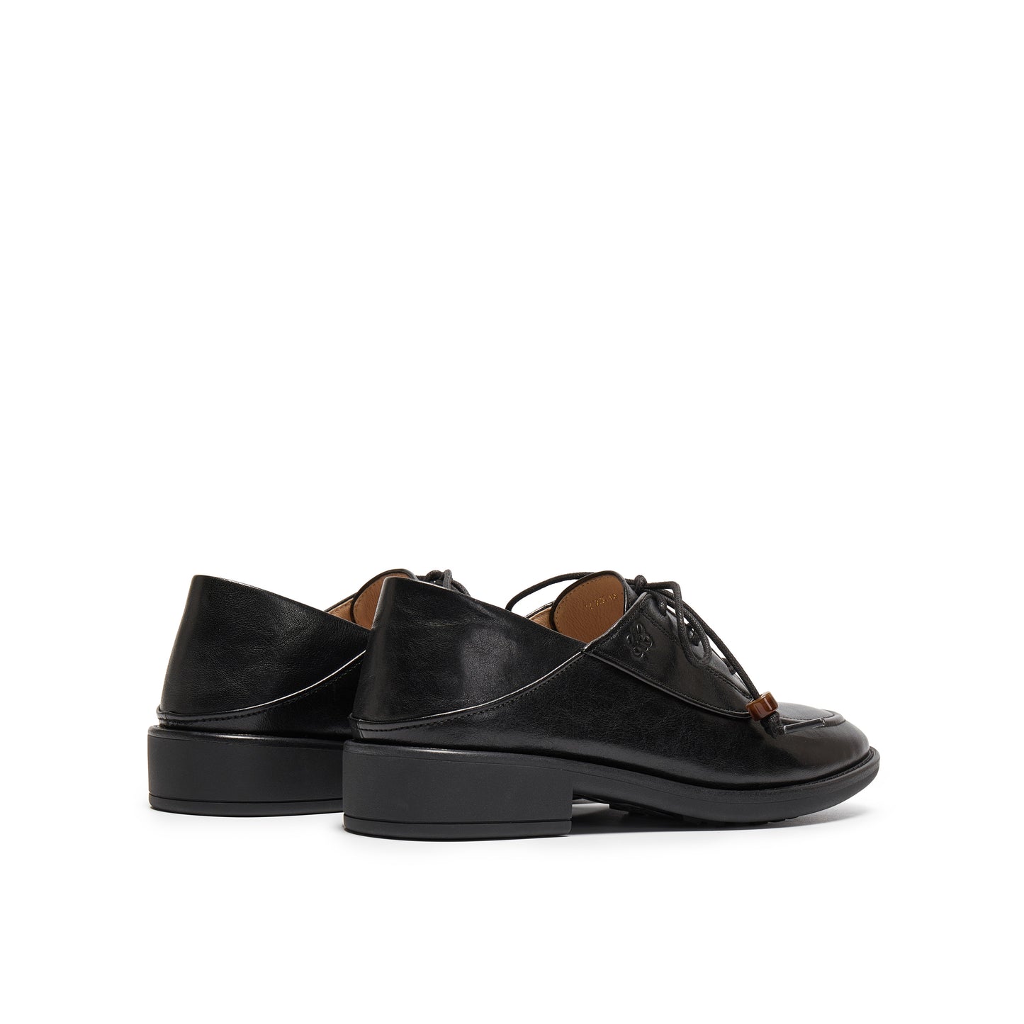 Oxford Shoe with Resin Accessories